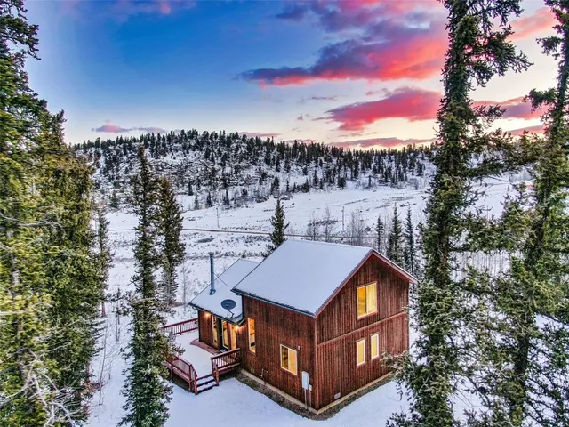 a view of houses with sky view