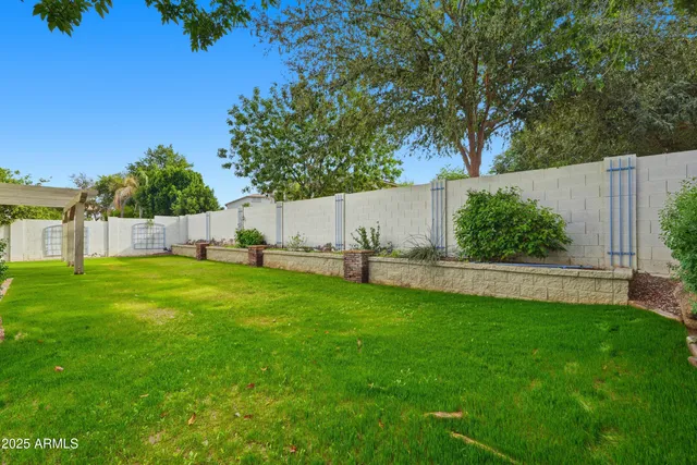 a view of a backyard