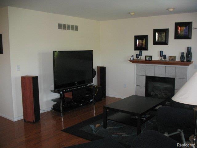 65 Ridge Field Court Oxford, MI 48371 - Photo 16 of 24 Livingroom2.JPG