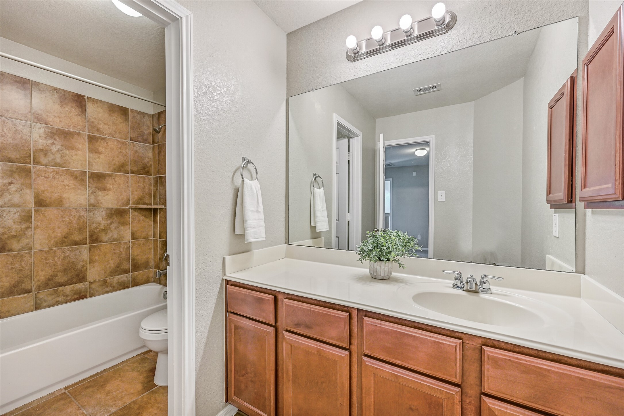 4206 Brightridge Court Rosenberg, TX 77471 - Photo 21 of 27 a bathroom with a double vanity sink and a bathtub