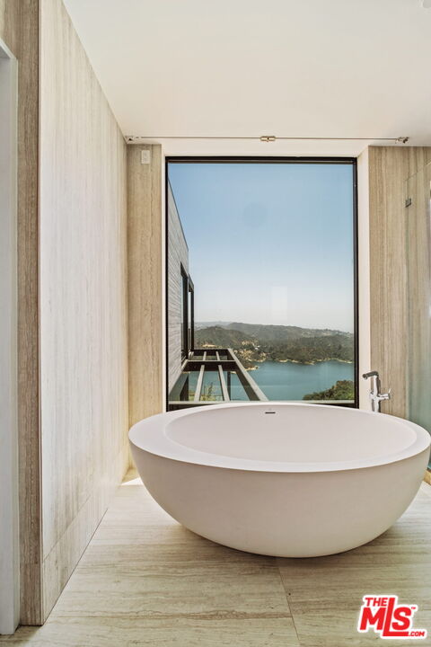 2200 Stradella Road Los Angeles, CA 90077 - Photo 13 of 27 a room with a table and chair