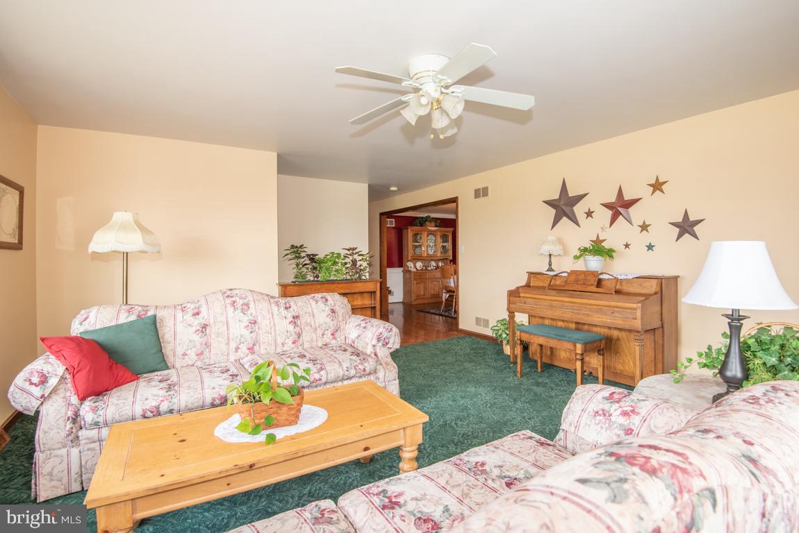 5036 Strasburg Road Kinzers, PA 17535 - Photo 7 of 27 Living Room