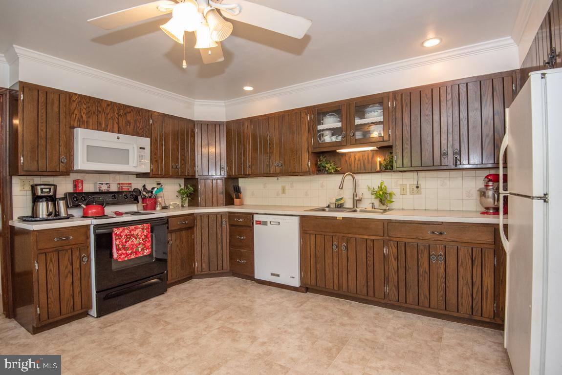 5036 Strasburg Road Kinzers, PA 17535 - Photo 10 of 27 Kitchen