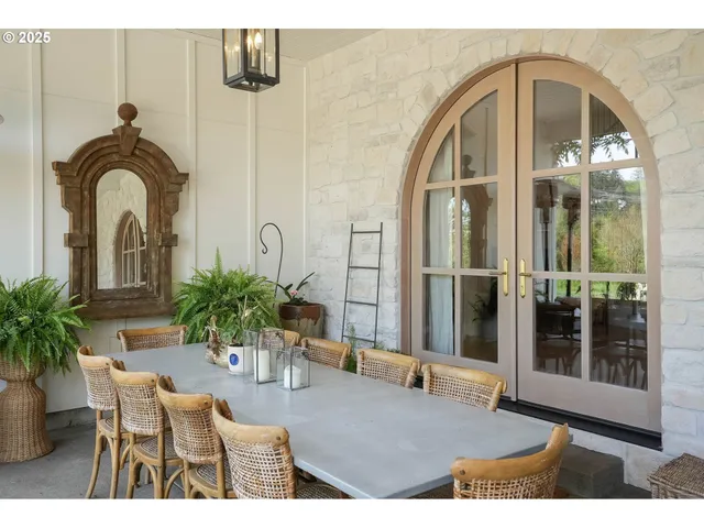 a view of livingroom with furniture