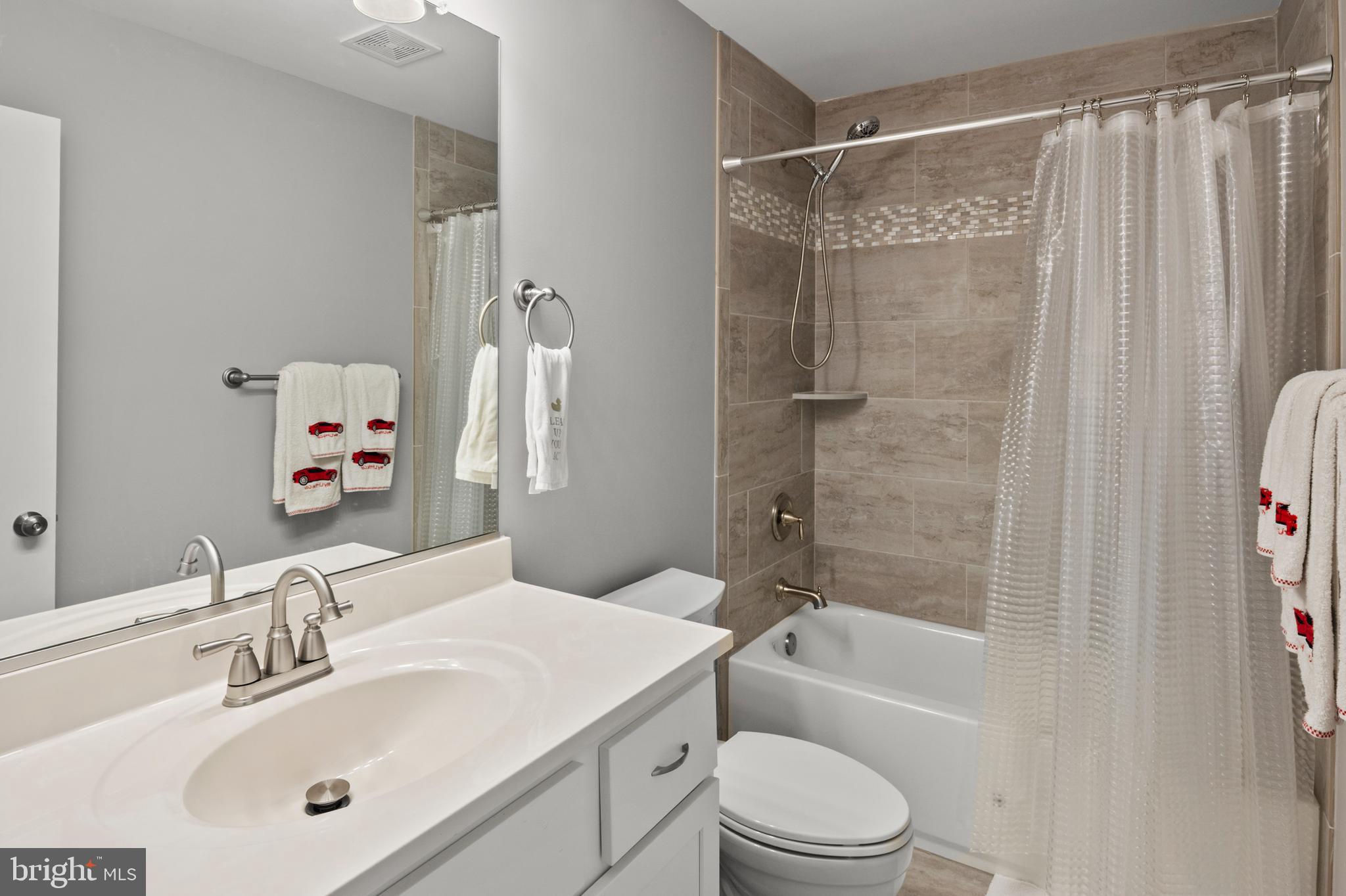 898 Marigold Road Glen Burnie, MD 21060 - Photo 24 of 33 a bathroom with a sink mirror toilet and bathtub