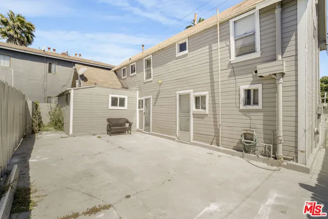 $890,000 | 1060 East 6th Street, Long Beach, CA 90802