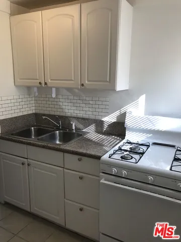 $890,000 | 1060 East 6th Street, Long Beach, CA 90802