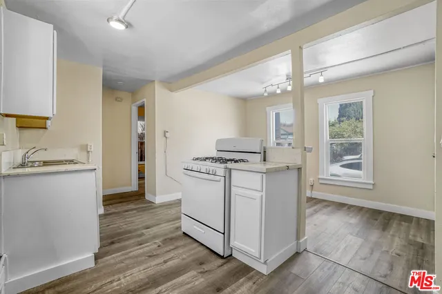 $890,000 | 1060 East 6th Street, Long Beach, CA 90802