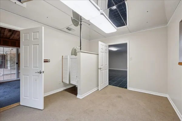 a view of a livingroom with a ceiling fan & entryway