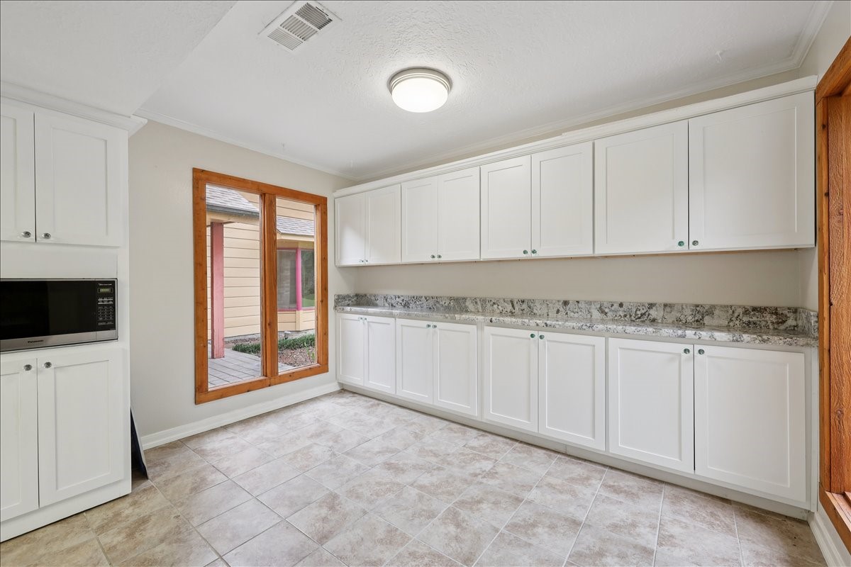 3805 Huntwick Street Orange, TX 77632 - Photo 10 of 43 a view of a kitchen with electric appliances