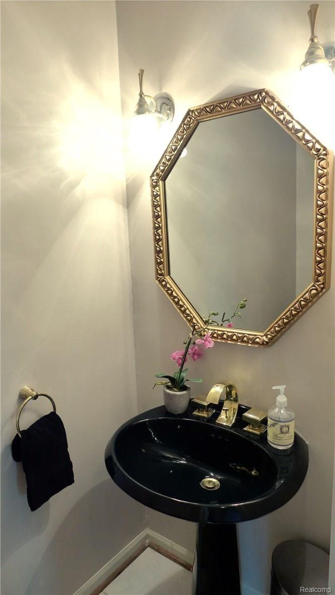 1806 Prestwick Road Grosse Pointe, MI 48236 - Photo 15 of 18 First floor powder room