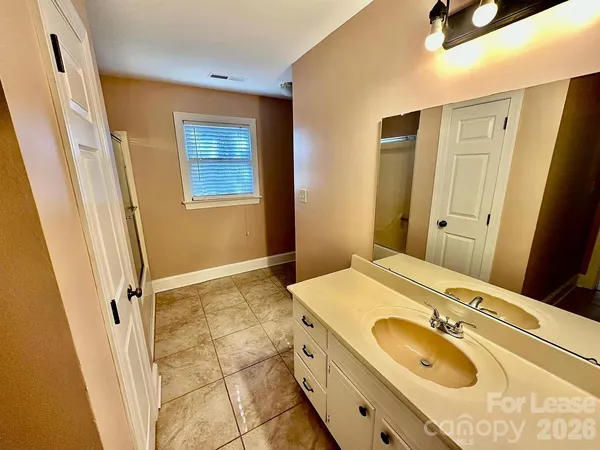 $2,500 | 5600 Carmel Road, Charlotte, NC 28226