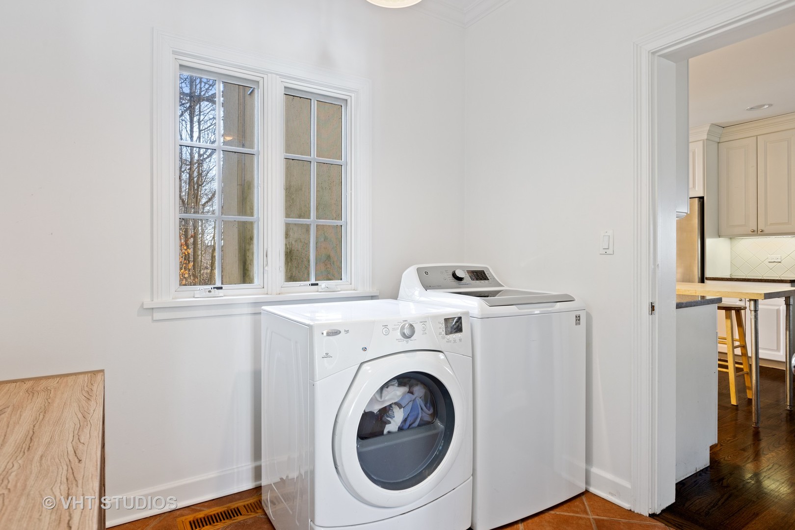 128 Church Road Winnetka, IL 60093 - Photo 22 of 46 a utility room with dryer and washer