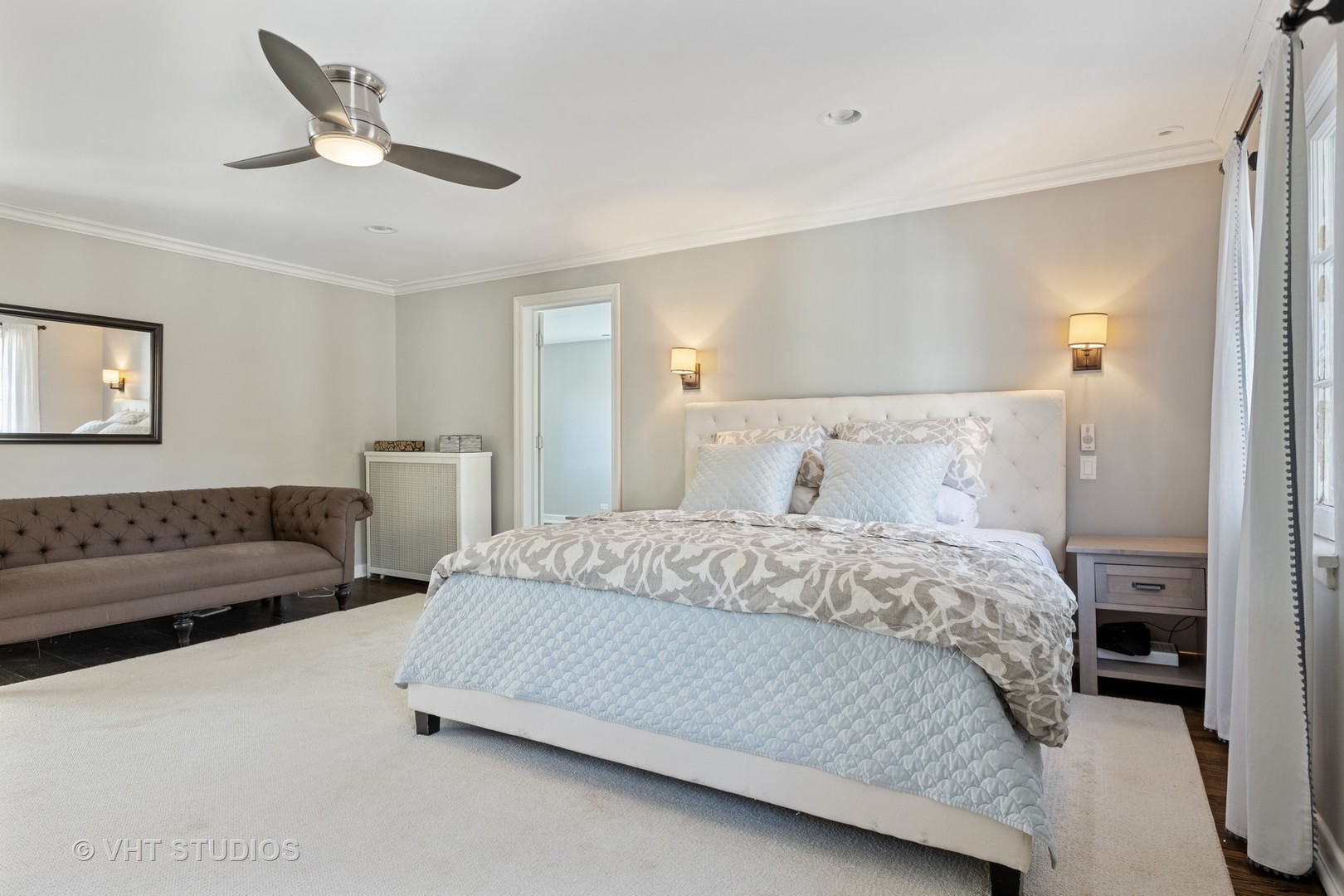 128 Church Road Winnetka, IL 60093 - Photo 25 of 46 a bedroom with a bed and a lamp