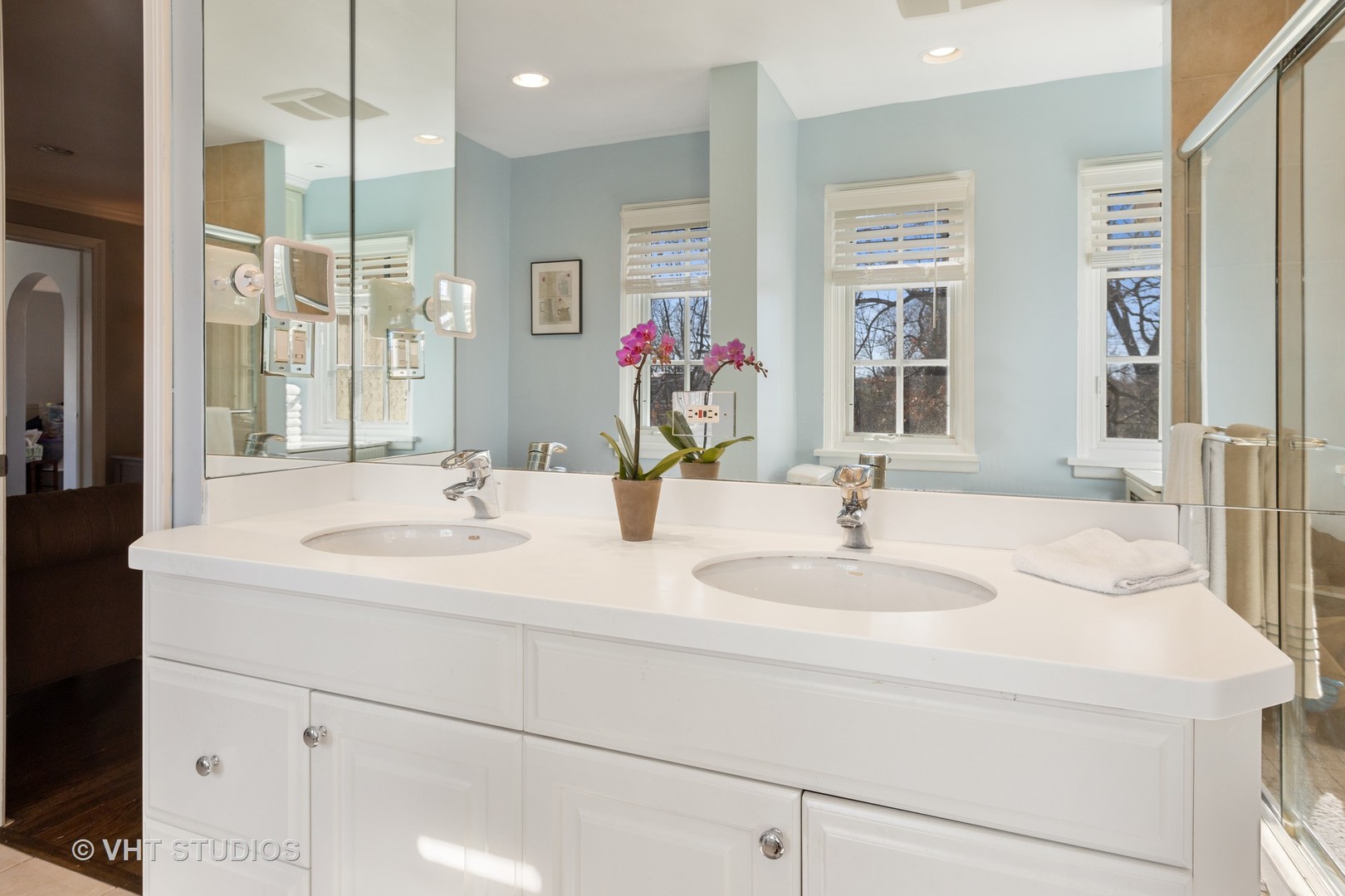 128 Church Road Winnetka, IL 60093 - Photo 29 of 46 a bathroom with a sink and a mirror