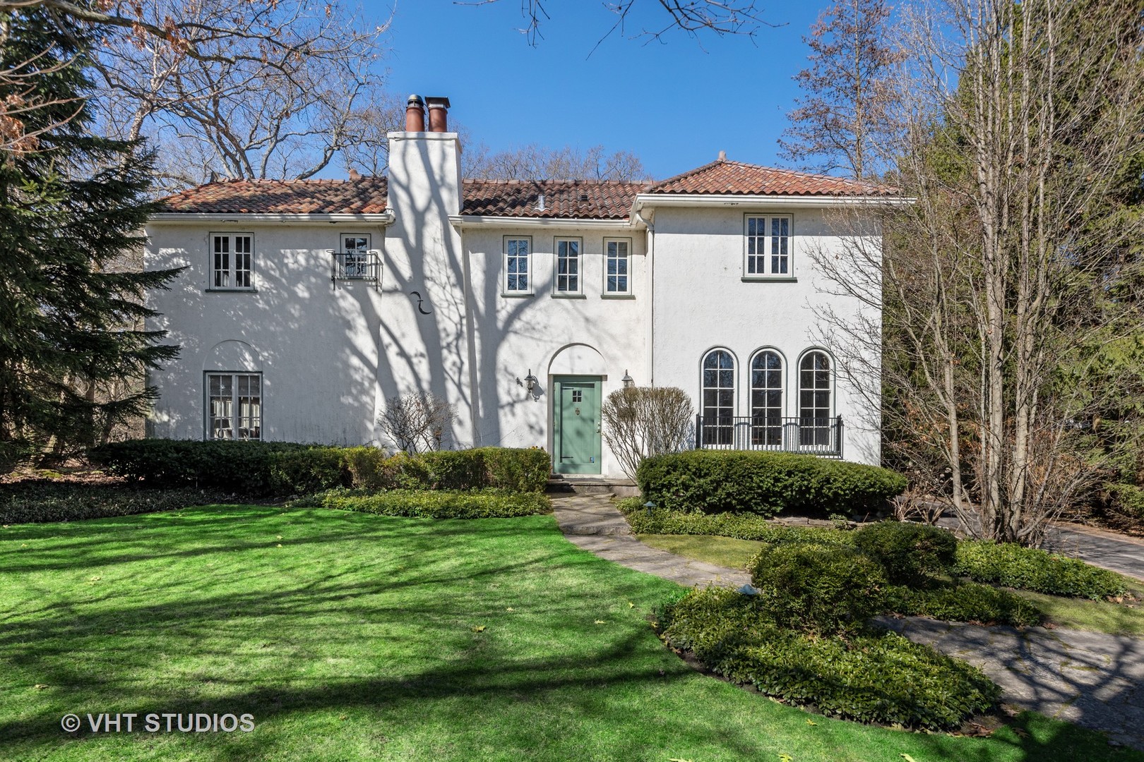 128 Church Road Winnetka, IL 60093 - Photo 42 of 46 a front view of a house with garden
