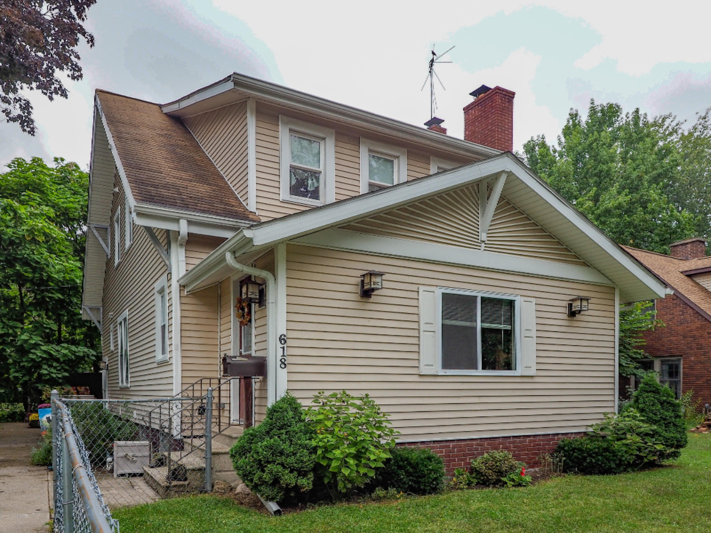 618 Portage Ave-100