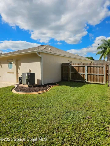 a view of a house with backyard and porch