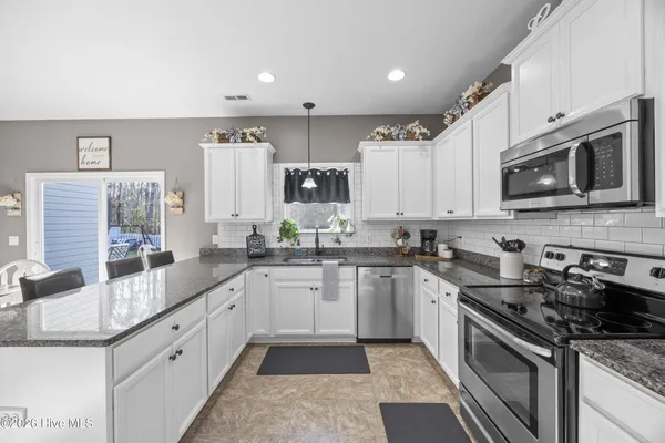 $425,000 | 313 Bear Run, Maple Hill, NC 28454
