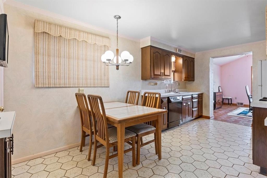 5271 Blossom Road Pittsburgh, PA 15236 - Photo 4 of 25 Gallery Image 4