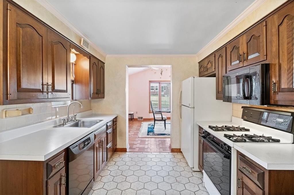 5271 Blossom Road Pittsburgh, PA 15236 - Photo 6 of 25 Gallery Image 6