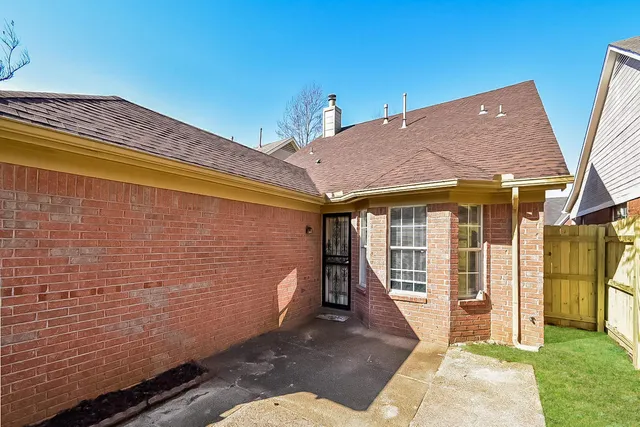 a view of a house with backyard