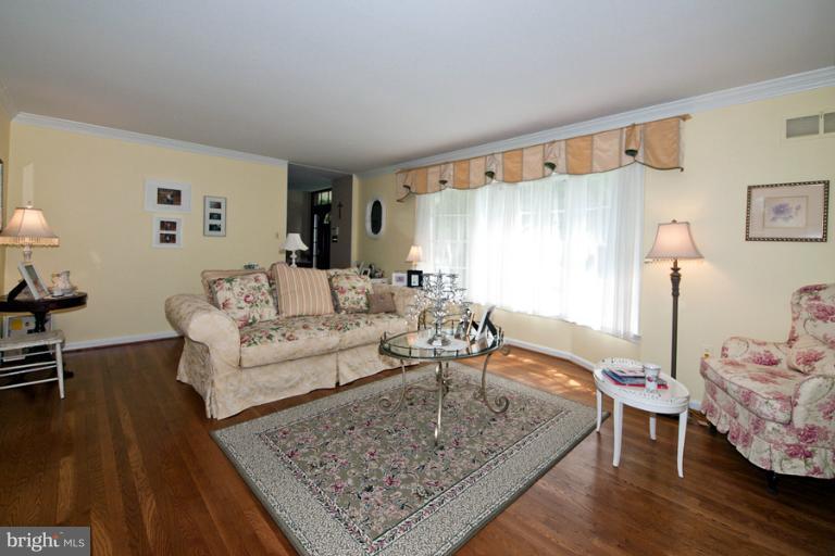 8717 Postoak Road Potomac, MD 20854 - Photo 18 of 22 Living Room