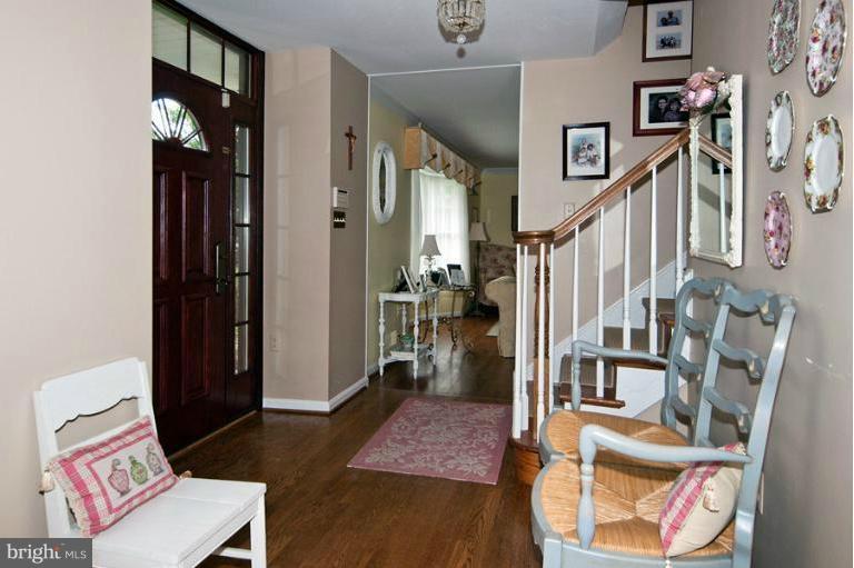 8717 Postoak Road Potomac, MD 20854 - Photo 3 of 22 Foyer