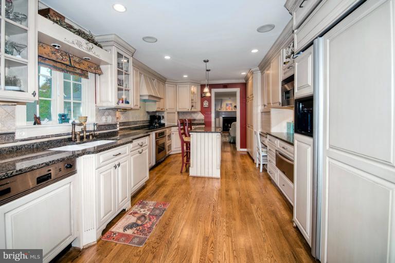 8717 Postoak Road Potomac, MD 20854 - Photo 5 of 22 Updated Gourmet Kitchen