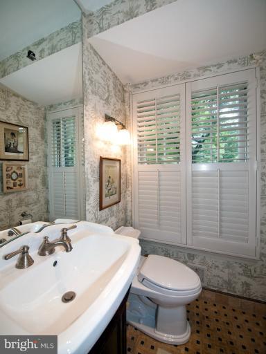 8717 Postoak Road Potomac, MD 20854 - Photo 7 of 22 Powder Room