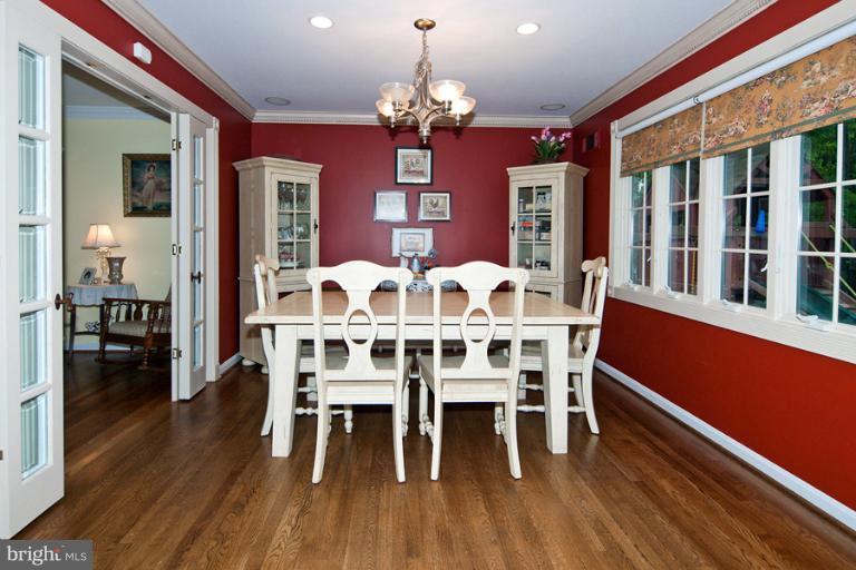 8717 Postoak Road Potomac, MD 20854 - Photo 9 of 22 Table Space Kitchen