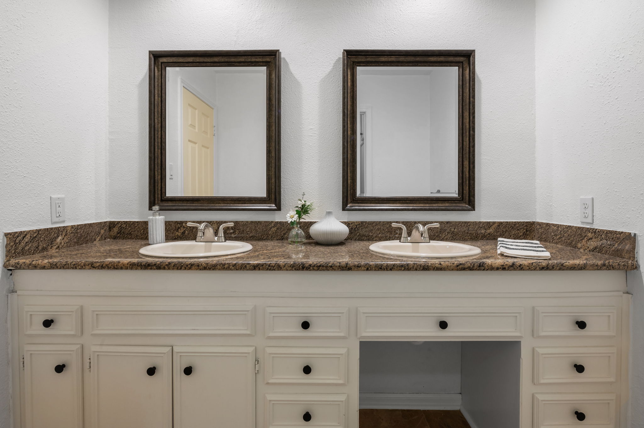 11127 Pinehurst Drive, Unit E Austin, TX 78747 - Photo 14 of 31 a bathroom with double sink and a mirror