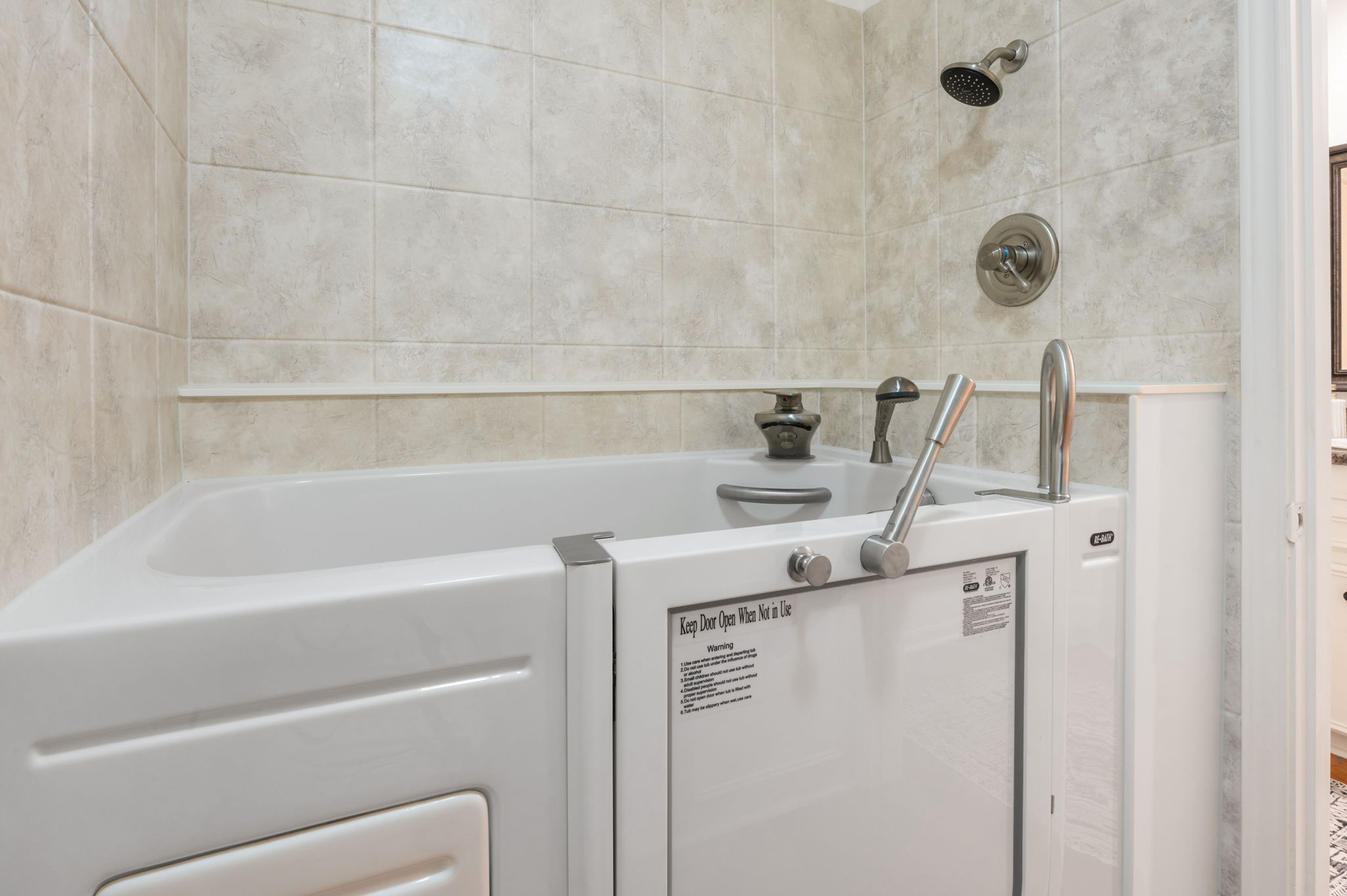 11127 Pinehurst Drive, Unit E Austin, TX 78747 - Photo 15 of 31 a utility room with dryer and washer
