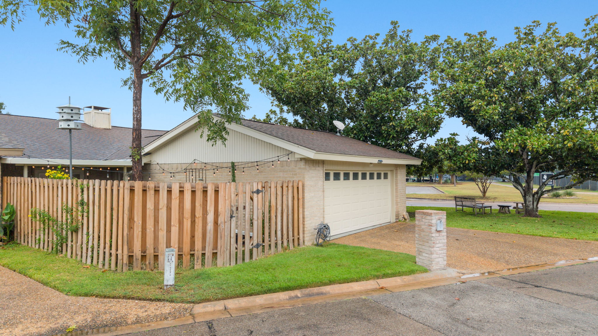 11127 Pinehurst Drive, Unit E Austin, TX 78747 - Photo 22 of 31 a backyard of a house with table and chairs