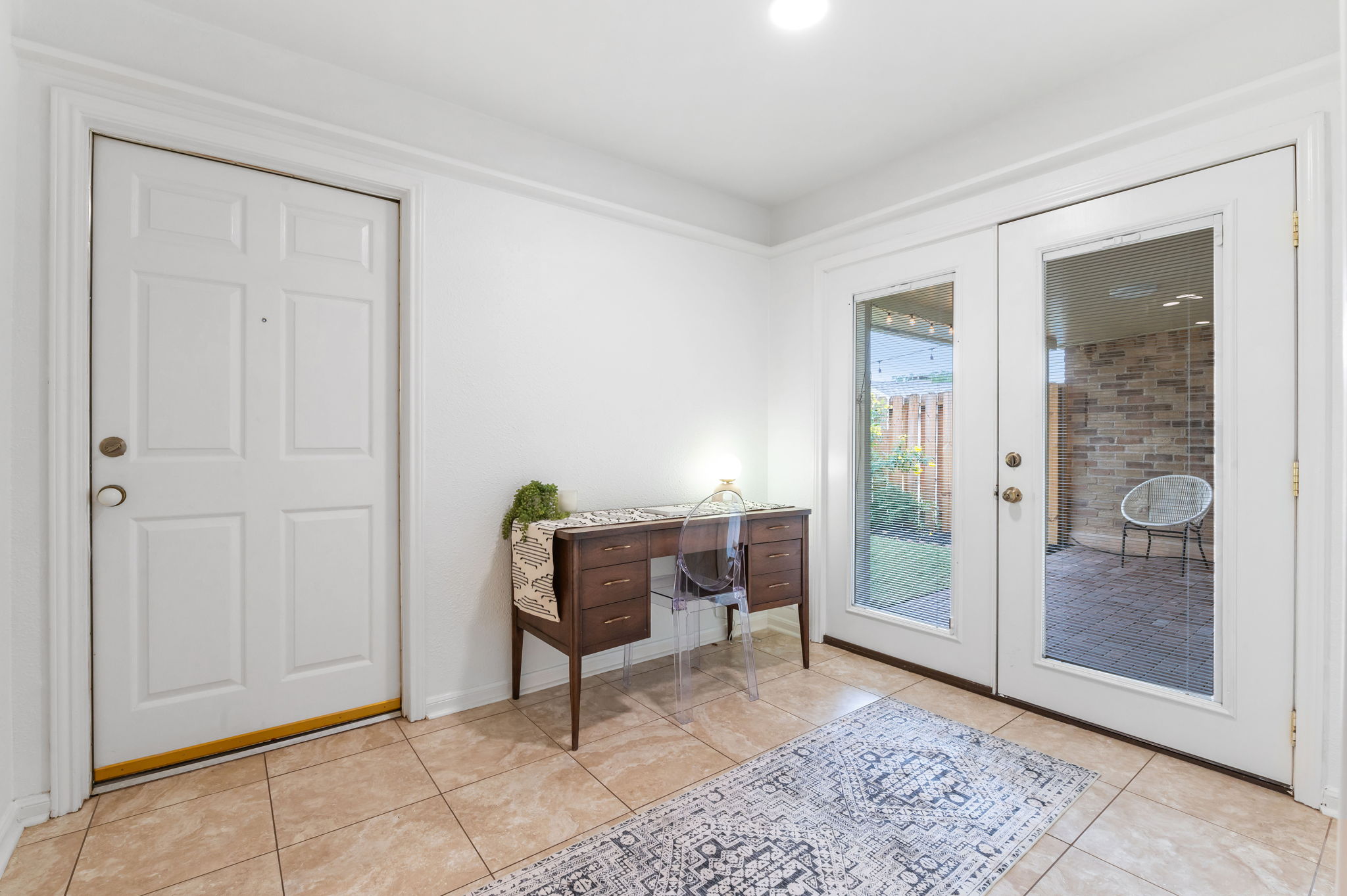 11127 Pinehurst Drive, Unit E Austin, TX 78747 - Photo 7 of 31 a view of room with window and hallway