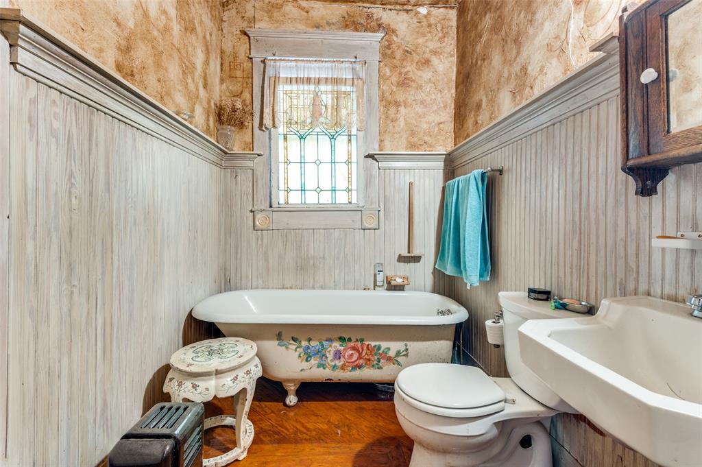 5615 Victor Street Dallas, TX 75214 - Photo 8 of 13 a bathroom with a sink mirror toilet and bathtub