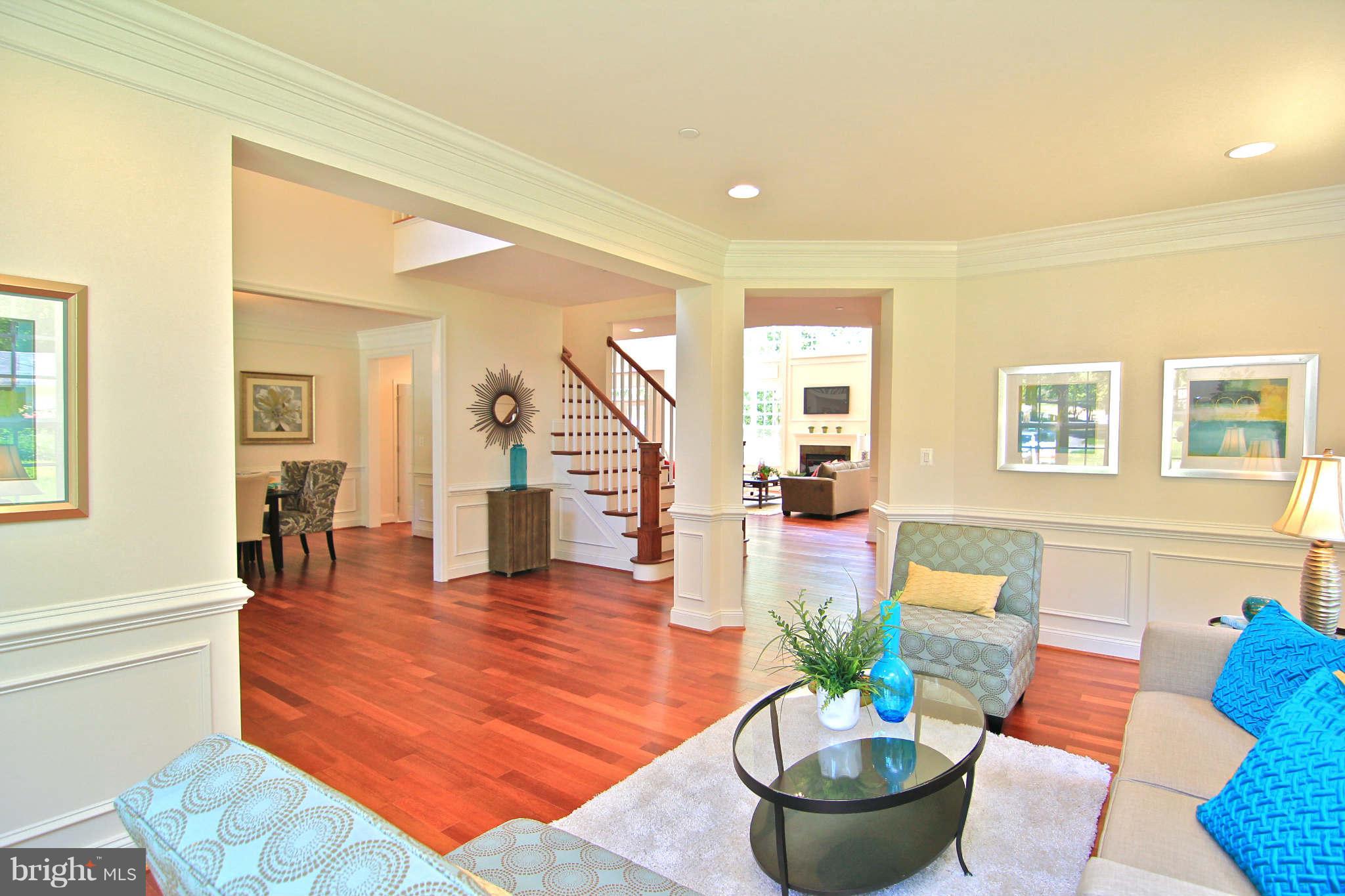 10916 Chandler Road Potomac, MD 20854 - Photo 2 of 24 Living Room