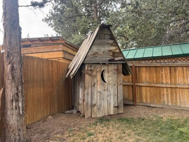 1737 Northeast Wells Acres Road Bend, OR 97701 - Photo 20 of 22 back