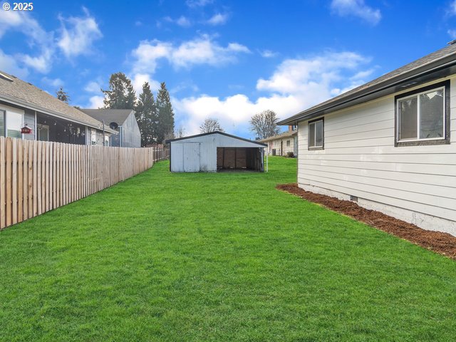 2201 East Ellendale Avenue Dallas, OR 97338 - Photo 21 of 29 a view of a backyard of the house