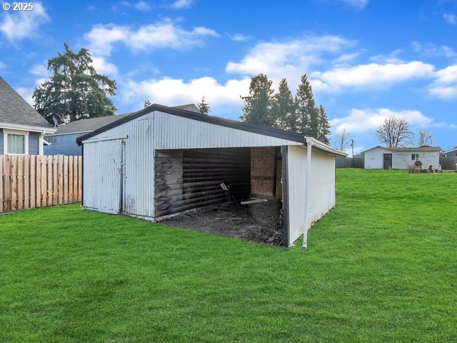 2201 East Ellendale Avenue Dallas, OR 97338 - Photo 23 of 29 a view of a back yard of the house