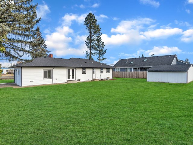 2201 East Ellendale Avenue Dallas, OR 97338 - Photo 25 of 29 a front view of a house with garden