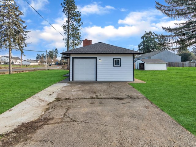 2201 East Ellendale Avenue Dallas, OR 97338 - Photo 26 of 29 a view of a house with a yard