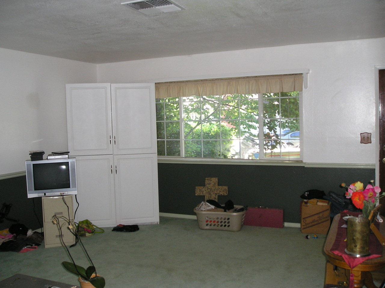 6768 Reflection Street Redding, CA 96001 - Photo 5 of 12 Living Room
