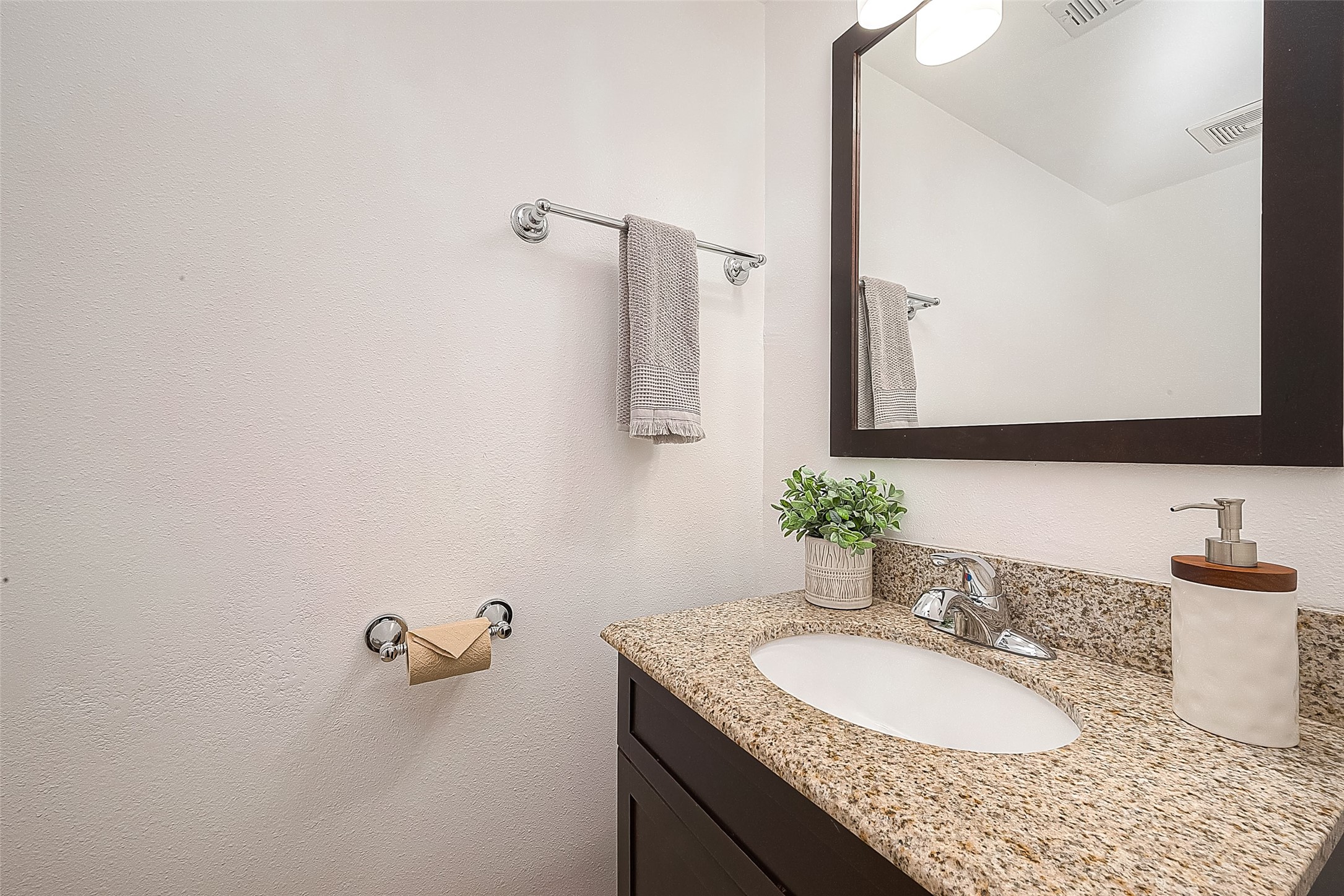 6703 Winton Street Houston, TX 77021 - Photo 23 of 49 Half bath on first floor