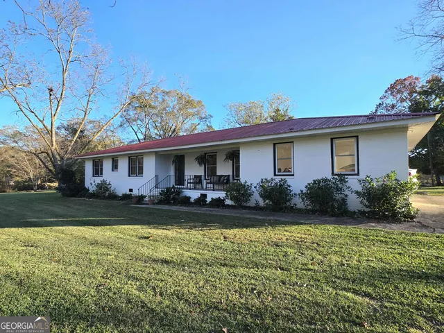 a view of a house with garden and yard