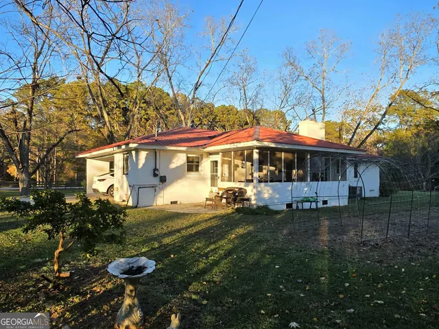 a view of a house with a yard