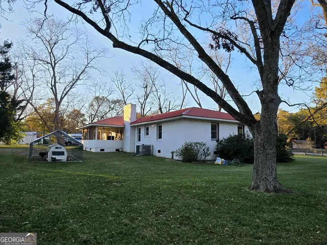 a view of a house with a yard