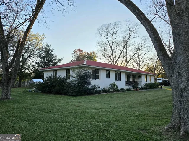 a view of a house with a backyard