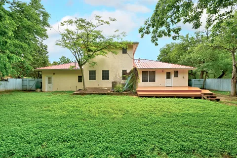 a view of a house with a backyard