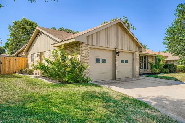 a view of a house with yard and plants